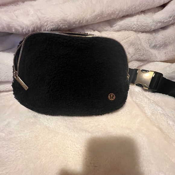Lululemon fleece everywhere belt bag 2l - Picture 2 of 7